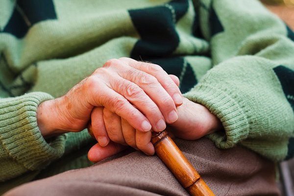 Lanzan una guía para atender a personas mayores sordas en residencias que aconseja actividades inclusivas o intérpretes