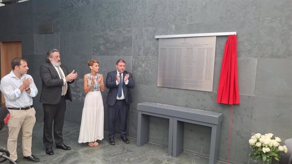 El Parlamento de Navarra inaugura una placa en memoria de los asesinados por el terrorismo de ETA