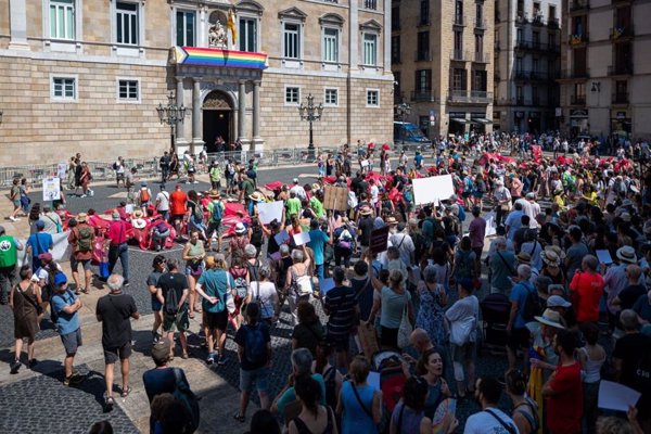 Unas 800 personas se concentran contra la ampliación del Aeropuerto de Barcelona ante la Generalitat