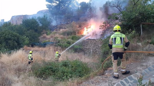 Extinguido un incendio forestal declarado cerca de una alquería en Castellón