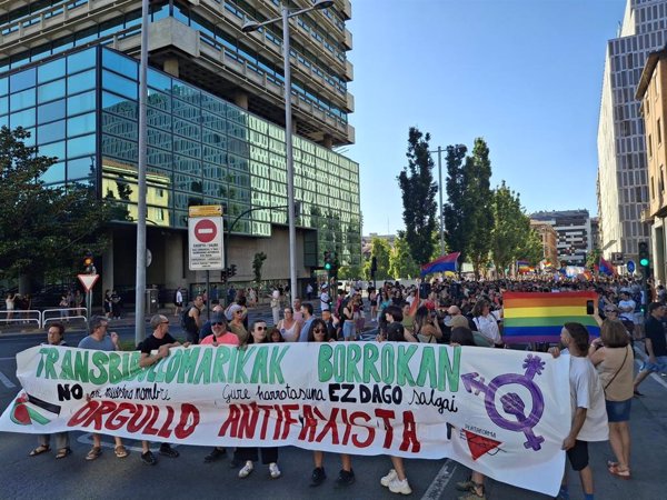 Una manifestación en Pamplona defiende los derechos del colectivo LGTBI+ frente al 