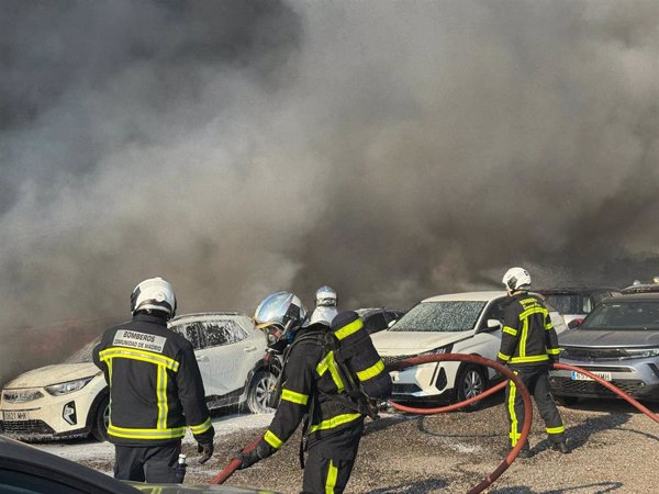 Un incendio en Algete (Madrid) calcina al menos 30 coches en una campa y moviliza 17 medios para su extinción