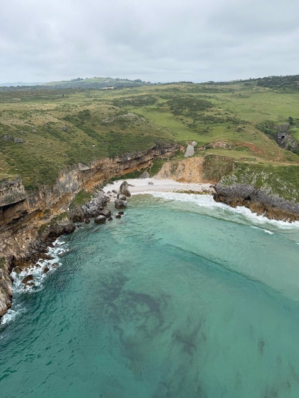 Buscan a un joven de 23 años desaparecido mientras se bañaba en una playa de San Vicente (Cantabria)