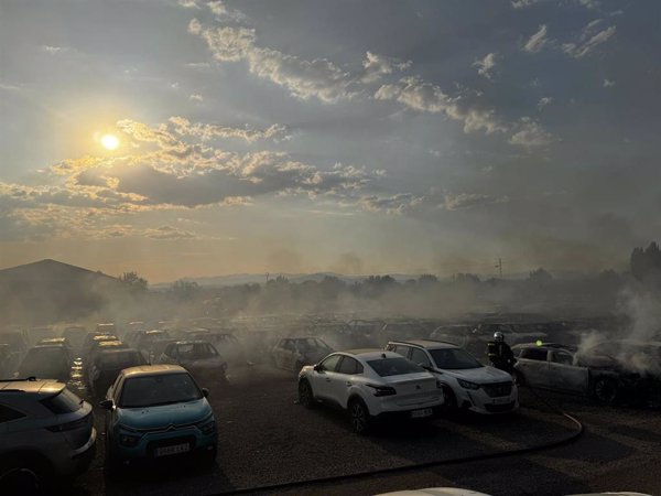 Controlado el incendio en una campa de Algete con 200 vehículos afectados y sin heridos