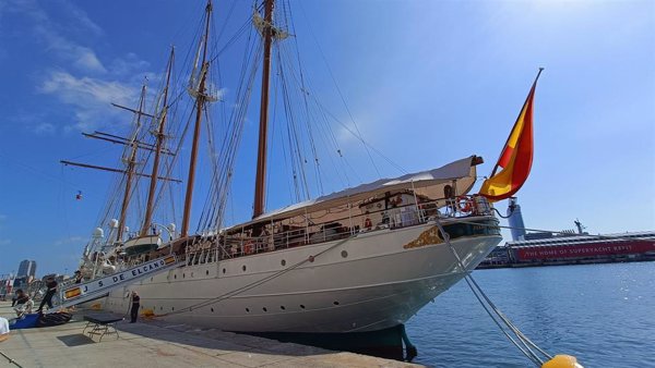La Armada abre al público el 'Juan Sebastián de Elcano' y la 'Blas de Lezo' durante su escala en Gijón