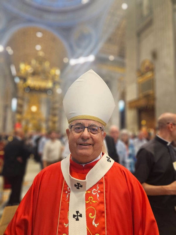 El Papa León XIV impone el Palio Arzobispal a Monseñor Rodríguez Carballo