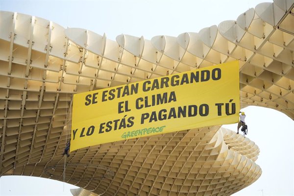 Despliegan una pancarta gigante en Sevilla por la cumbre de la ONU para urgir