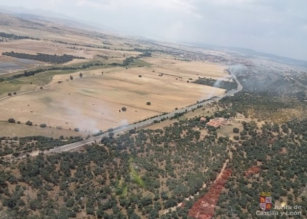 Declarado gravedad 2 en un incendio en Ávila que obliga a cortar la vía férrea