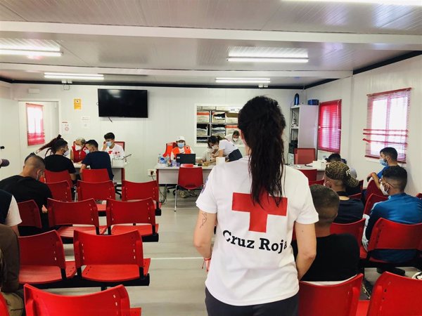 Cruz Roja atiende a 32 hombres y seis menores tras el rescate de una patera en la costa de Almería