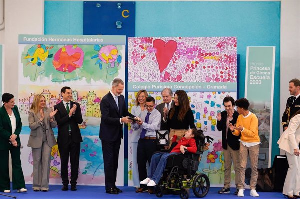 Libros, esculturas, retratos y camisetas, entre los 358 regalos recibidos por la Familia Real en 2024