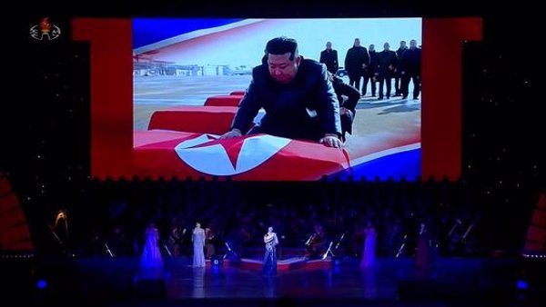 Corea del Norte muestra a Kim recibiendo ataúdes de militares caídos en Ucrania
