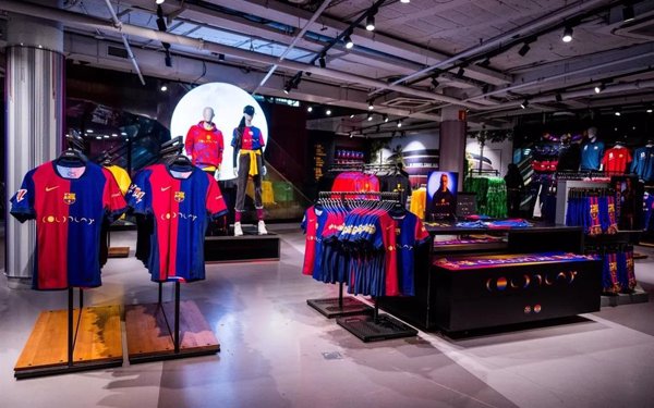 El Barça aumenta un 30% las ventas en sus tiendas y su e-commerce triplica ingresos