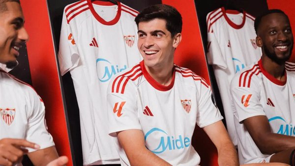 El Sevilla presenta su nueva equipación con 'adidas' con detalles rojos en los hombros y el cuello