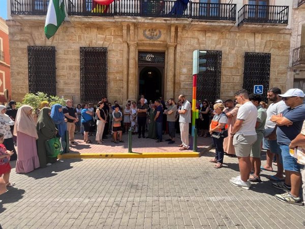 Cuevas del Almanzora (Almería) guarda un minuto de silencio por la muerte de un menor de 14 años en el canal del pantano
