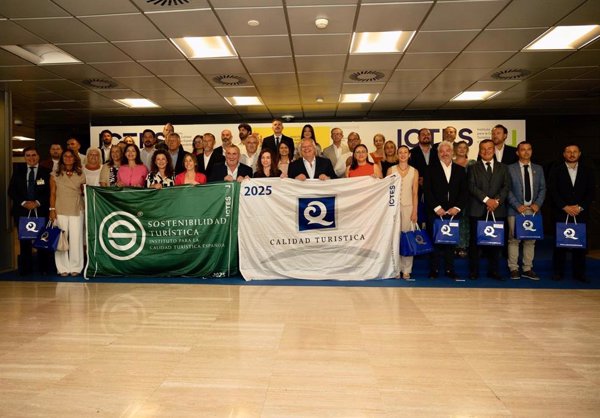 El ICTES entrega las 524 banderas Q de Calidad y S de Sostenibilidad que ondearán durante 2025 en España