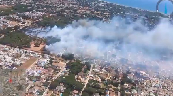 Declarado un incendio en la carretera del Molino Viejo en Chiclana (Cádiz) que obliga a desalojar viviendas