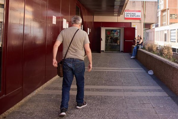 El paro baja en 48.920 personas en junio impulsado por los servicios, hasta su menor nivel en 17 años