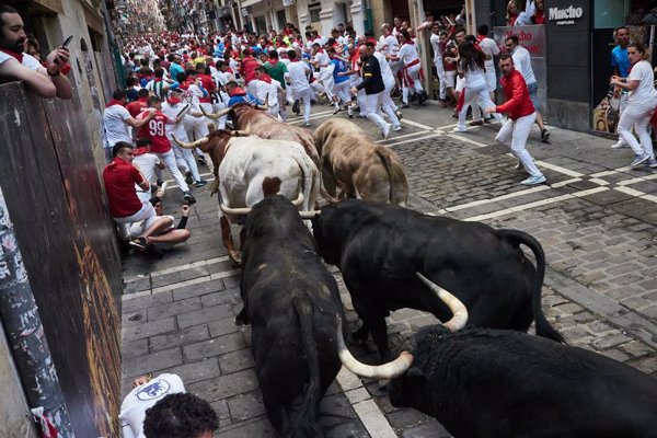 Aplicados 1.500 litros de antideslizante en tramos del recorrido del encierro de Sanfermines