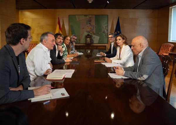 Finaliza la reunión entre PSOE y Sumar para analizar el futuro de la legislatura tras la entrada en prisión de Cerdán