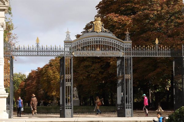 El Retiro y otros 8 parques de Madrid cierran desde las 18 horas por rachas de viento y temperaturas de hasta 38º