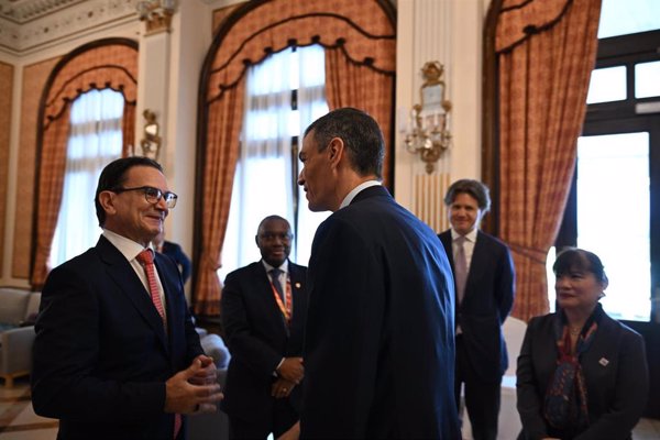 Sánchez se reúne con multinacionales y personalidades de la economía que piden aplicar los acuerdos de Sevilla