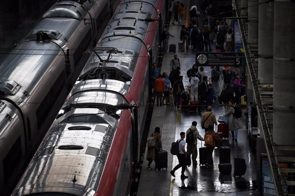 Un Ouigo parado en la vía, origen de la sobrecarga de tensión que cortó la circulación en el Madrid-Andalucía