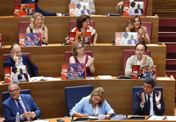 Diputados del PP exhiben carteles de 'Gobierno corrupto' en Cortes Valencianas y PSPV replica: 