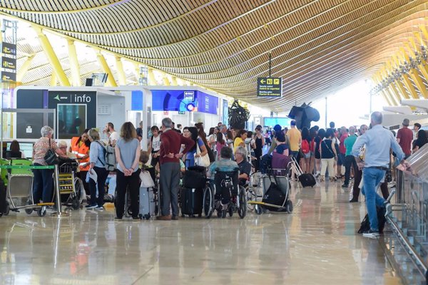Facua asegura que los pasajeros afectados por el colapso en Barajas tienen derecho de asistencia y reubicación
