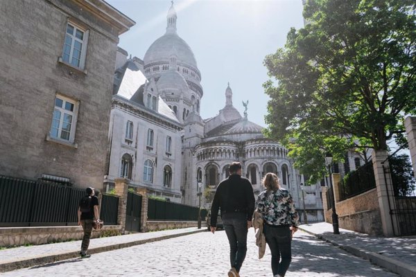 Un 40% de los españoles planea gastar más en sus viajes en 2025, según Booking