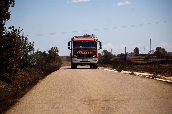 Los Bomberos prevén extinguir el incendio de Torrefeta (Lleida) en 