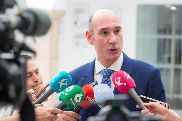 El PP extremeño pide a Gallardo que entregue su acta de diputado tras su 