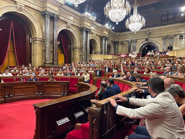 El Parlament de Cataluña pide hacer efectivo el traspaso de homologación de títulos extranjeros universitarios
