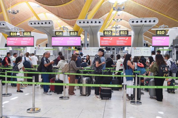 OCU pide a Transportes una investigación por los reiterados incidentes en trenes y las colas en Barajas