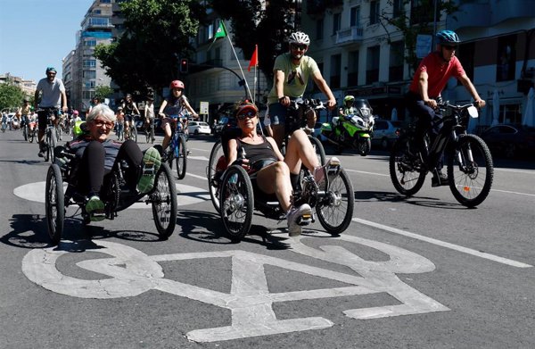 Un 79% de personas con movilidad reducida rechaza planes con amigos por las barreras arquitectónicas, según estudio