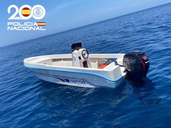 Rescatadas 13 personas en una patera a cinco millas al sur de Cabrera