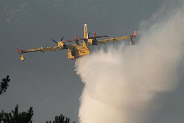 Extinguido el incendio de A Mezquita (Ourense) tras quemar cerca de 40 hectáreas