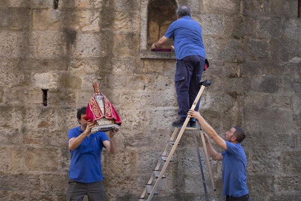 Operarios municipales retiran la réplica de la imagen de San Fermín, que en las fiestas se sustituye por la original