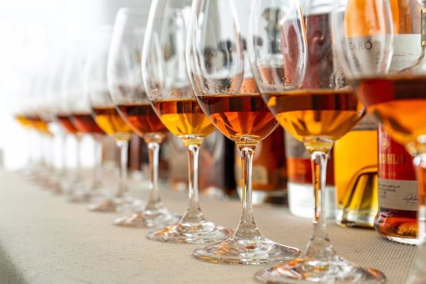 China fija desde mañana aranceles de hasta el 34,9% al brandy de la UE, pero eximirá a quienes pacten precios