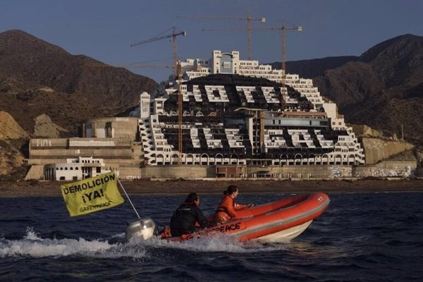 Greenpeace urge a la Junta a expropiar su parte del Algarrobico ante las 