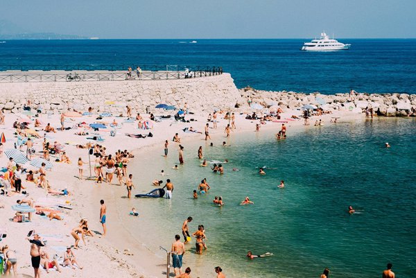 El turismo masivo se consolida como conflicto social en redes, pese al descenso en volumen de publicaciones