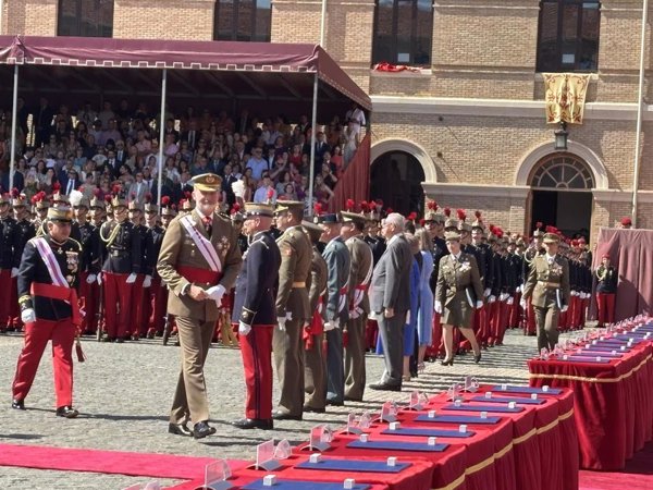 El Rey entrega los Reales Despachos a los 489 nuevos oficiales del Ejército de Tierra y la Guardia Civil