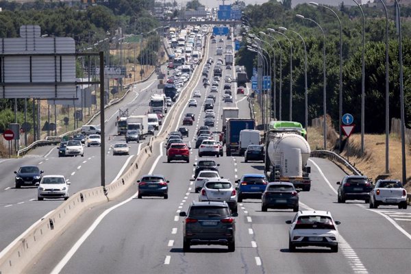 Arranca la operación salida de tráfico con atascos en Madrid, Barcelona, Valencia, Murcia, Málaga y Sevilla