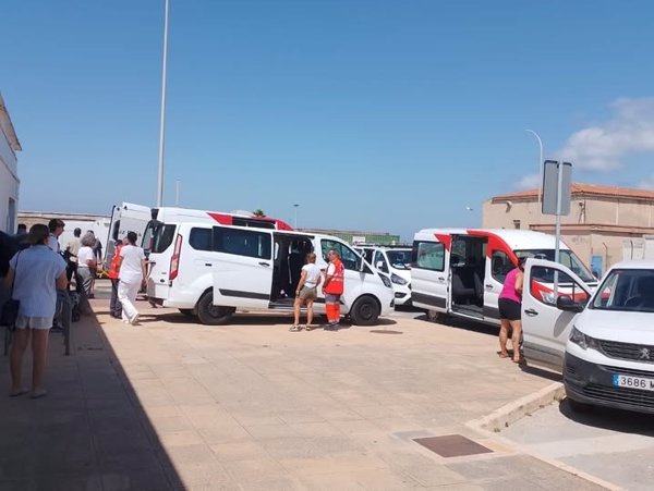 Regresan al centro las personas mayores desalojadas por el incendio de Facinas (Cádiz)