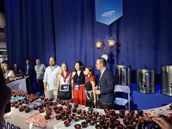 Ayuso recibe a los militantes del PP con fresas: 