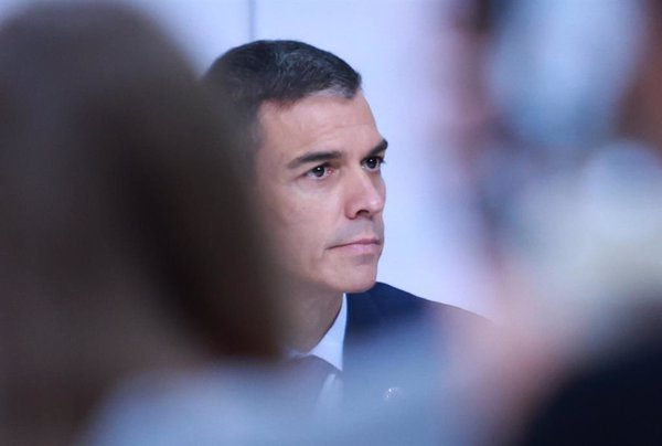 Sánchez traslada a responsables de Igualdad del PSOE que se cambiará el Código Ético para expulsar a los 'puteros'