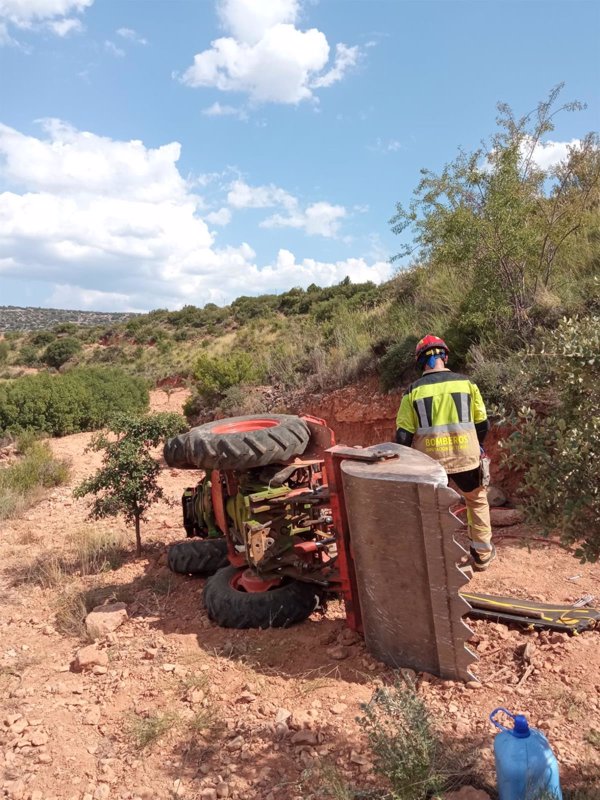Muere un agricultor al volcar el tractor que manejaba en una finca en Villel (Teruel)