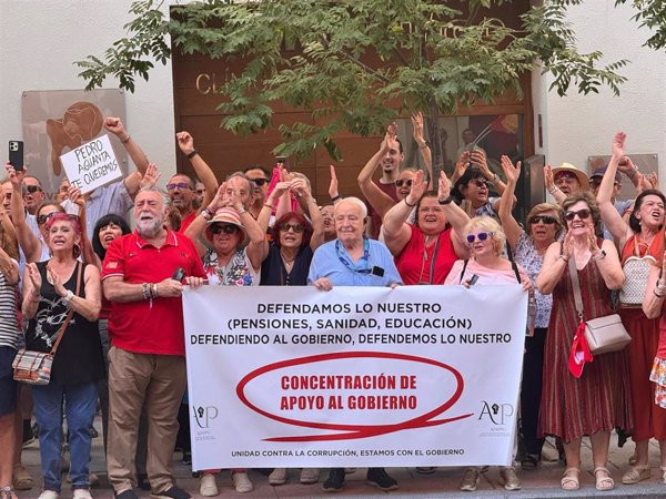 Muestras de apoyo y protestas contra Sánchez cerca de Ferraz a la entrada del Comité Federal del PSOE