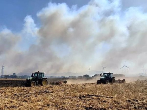 Infoca continúa estabilizando el incendio de Fancinas, en Tarifa (Cádiz), con una reducción de efectivos
