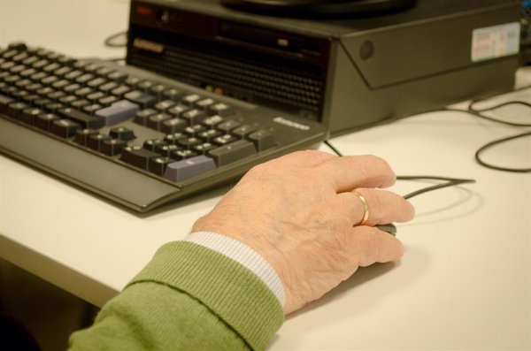 La mitad de los españoles de más de 75 años no ha accedido nunca a Internet, según un estudio de UGT