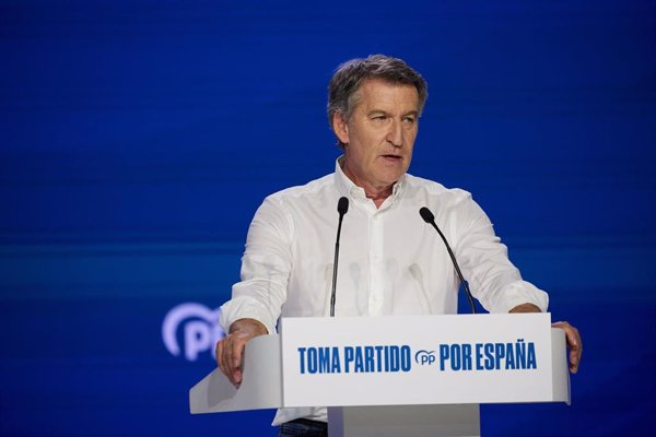 Feijóo apuesta por centralidad y presenta su manual de decencia con aviso a Sánchez y PSOE: